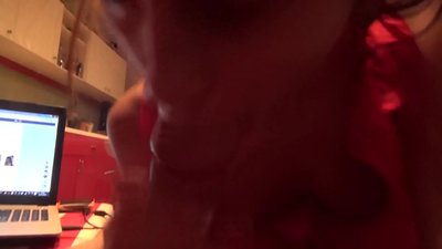 Gabadha iskuulka ayaa nuugta diinka walaalkeed iyadoo qofna uusan guriga joogin