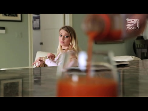 ❤️ Gabadha kulul ee leh naasaha waaweyn iyo maxsiyada cidhiidhiga ah waxay ka helaysaa diiqu guuldarradu, laakiin aad u adag anaga ️❤